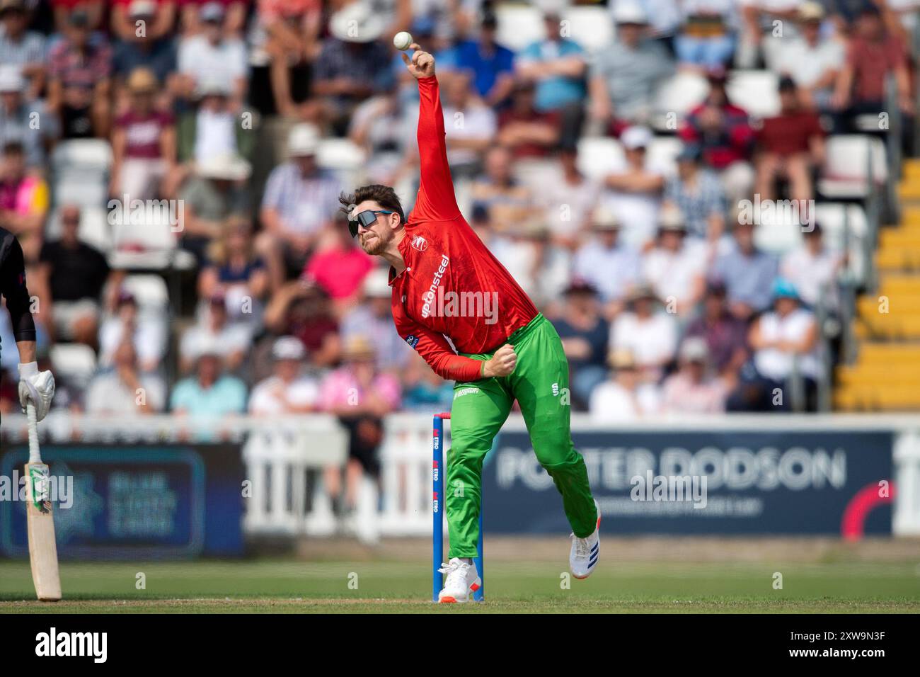Taunton, Royaume-Uni. 18 août 2024. Liam Trevaskis du Leicestershire bowling lors de la demi-finale de la Metro Bank One Day Cup entre Somerset et Leicestershire au Cooper Associates County Ground. Crédit : Dave Vokes/Alamy Live News Banque D'Images