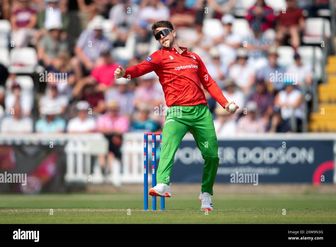 Taunton, Royaume-Uni. 18 août 2024. Liam Trevaskis du Leicestershire bowling lors de la demi-finale de la Metro Bank One Day Cup entre Somerset et Leicestershire au Cooper Associates County Ground. Crédit : Dave Vokes/Alamy Live News Banque D'Images