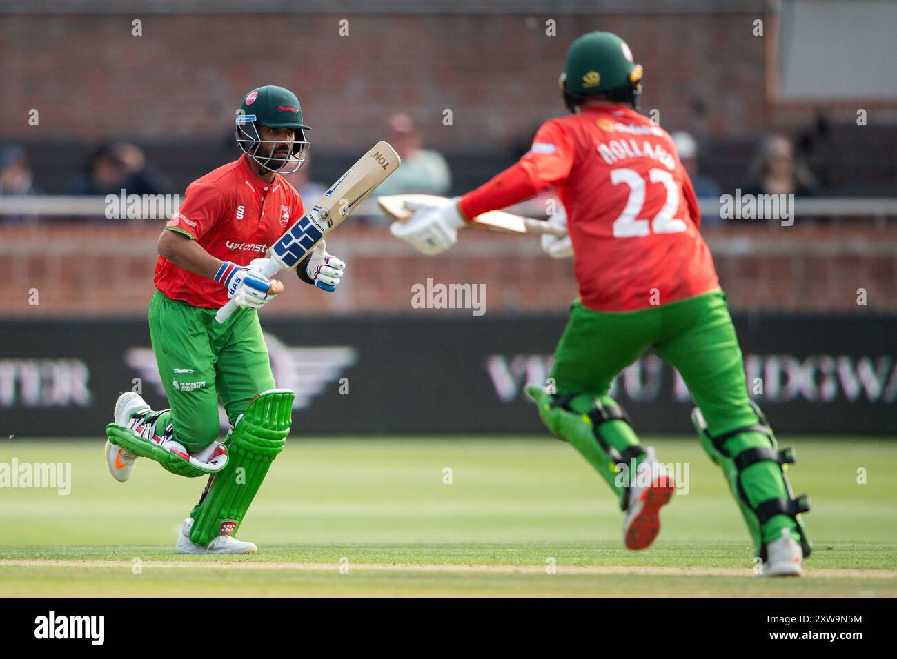 Taunton, Royaume-Uni. 18 août 2024. Ajinkya Rahane (à gauche) et Ian Holland du Leicestershire courent lors de la demi-finale de la Metro Bank One Day Cup entre Somerset et Leicestershire au Cooper Associates County Ground. Crédit : Dave Vokes/Alamy Live News Banque D'Images