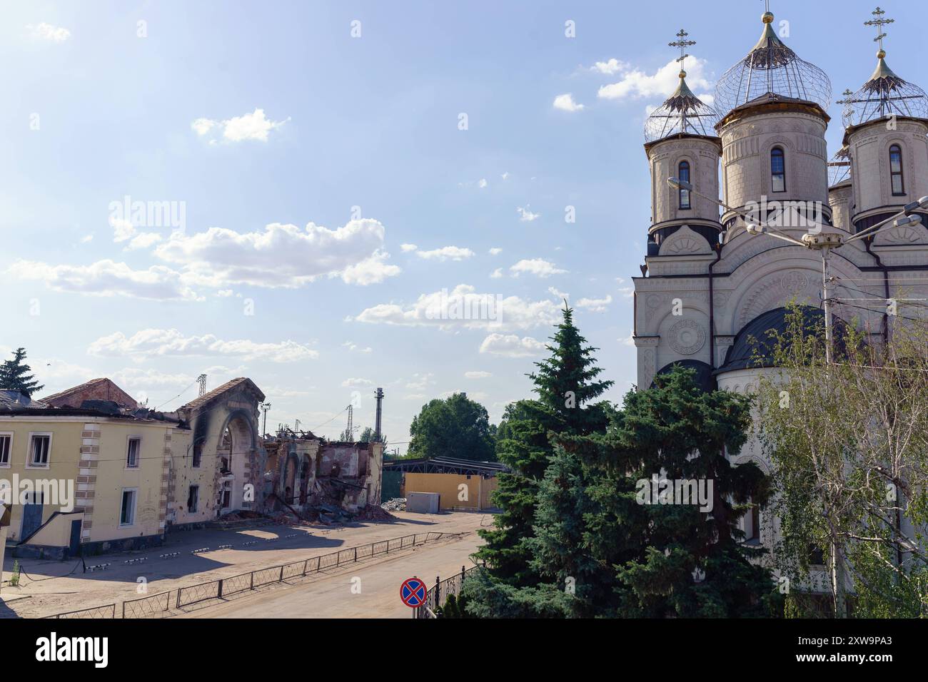 Gare de Kostiantynivka après l'attaque russe. La gare du centre-ville a été la cible d'attaques russes. Sur le côté droit, l'église orthodoxe détruite. Kostiantynivka Ukraine Copyright : xMikolajxJaneczekx Banque D'Images