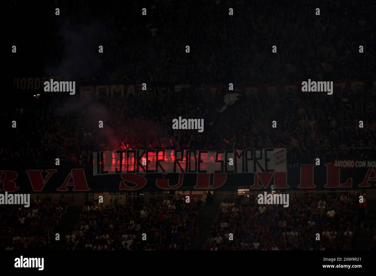 Milan, Italie. 17 août 2024. AC Milan adore les fusées lumineuses alors qu'ils affichent une bannière indiquant que le joker rit toujours pendant le match de Serie A à Giuseppe Meazza, Milan. Le crédit photo devrait se lire : Jonathan Moscrop/Sportimage crédit : Sportimage Ltd/Alamy Live News Banque D'Images