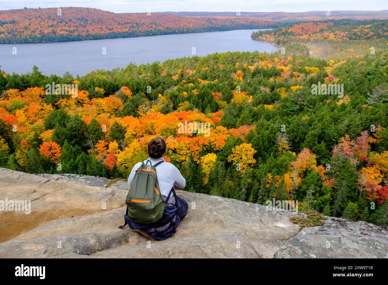 Gens, randonneuse fille, bouclier canadien, lac Rock, belvédère Booth's Rock Trail, forêt des Highlands du parc provincial Algonquin, automne, automne, Ontario, Canada Banque D'Images