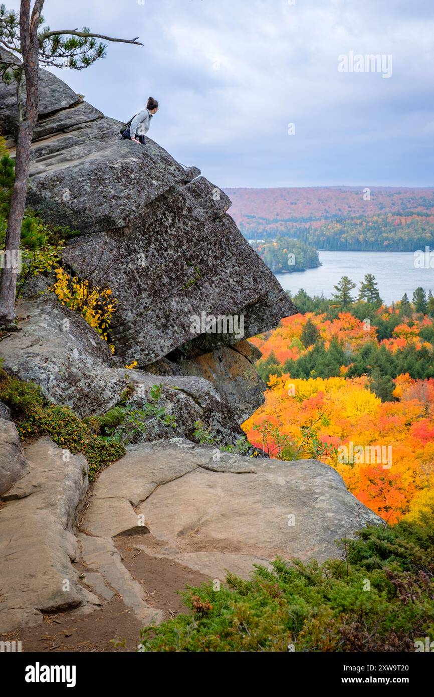 Gens, randonneur adolescent, bouclier canadien, lac Rock, belvédère Booth's Rock Trail, forêt des Highlands du parc provincial Algonquin, automne, automne, Ontario, Canada Banque D'Images