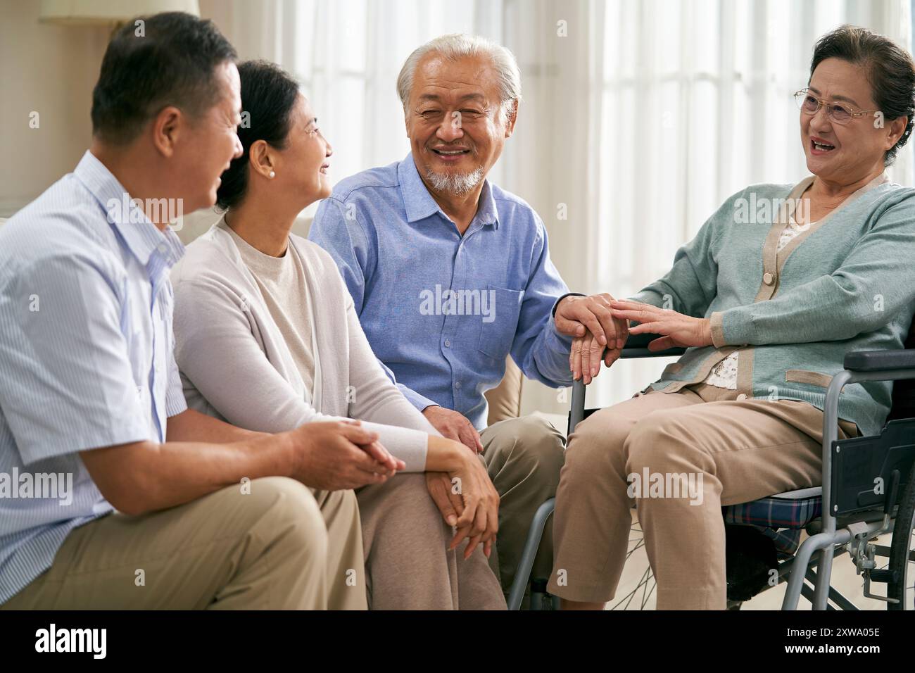 groupe de heureux senior asiatique se réunissant à la maison ayant une belle conversation Banque D'Images