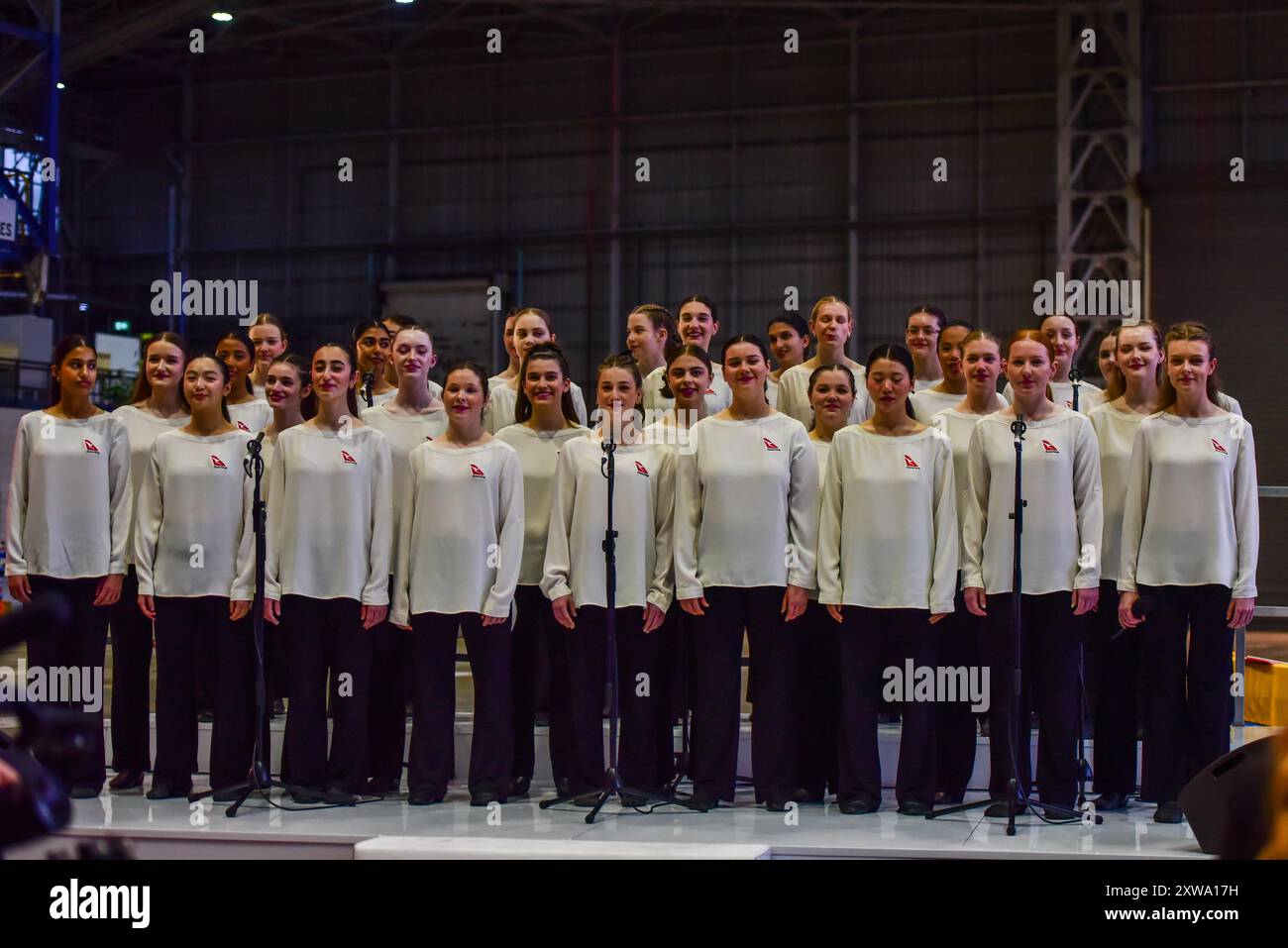 Sydney, Australie. 14 août 2024. La chorale de filles de Qantas Airlines est vue lors de l'événement Welcome Home accueillant l'équipe olympique australienne de retour de Paris. Arrivée officielle de l'équipe olympique australienne ''Bienvenue à la maison'' fête au Hangar Qantas 96, alors que les Olympiens australiens débarquent de l'avion Qantas ''Go Aussies'' Dreamliner à l'aéroport de Sydney. L'équipe, vêtue de ''vert et d'or'', a été accueillie par des représentants du gouvernement australien, des officiels sportifs, du personnel de Qantas, des médias et des membres de la famille. (Crédit image : © Alexander Bogatyrev/SOPA images via ZUMA Press Wire) USAGE ÉDITORIAL SEULEMENT! Non destiné à UN USAGE commercial ! Banque D'Images