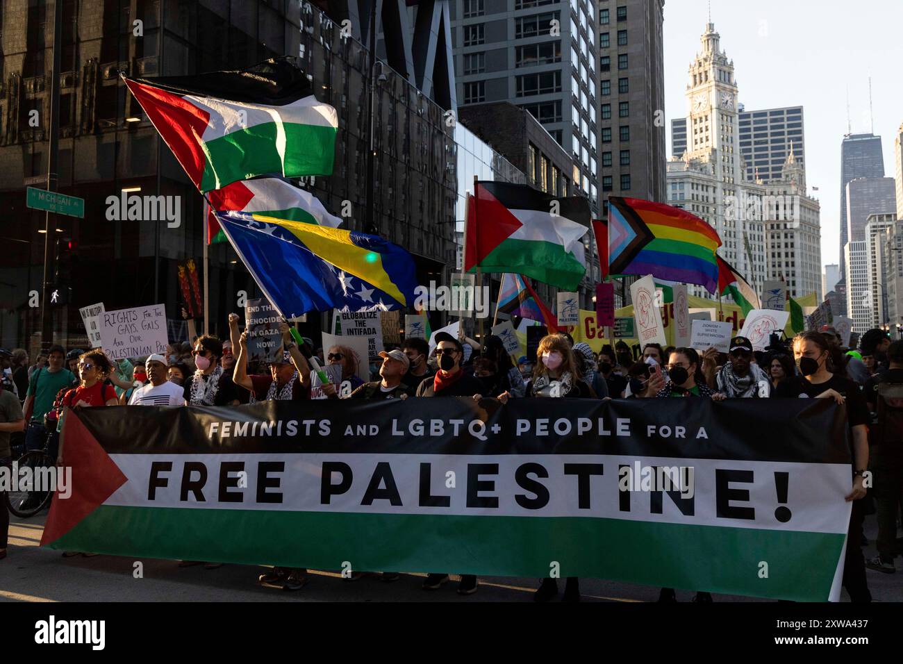 Chicago, Illinois, États-Unis. 18 août 2024. Les manifestants défilent sur Michigan Avenue en opposition au parti démocrate à la veille de la Convention nationale démocrate. (Crédit image : © J. Daniel HUD/ZUMA Press Wire) USAGE ÉDITORIAL SEULEMENT! Non destiné à UN USAGE commercial ! Banque D'Images