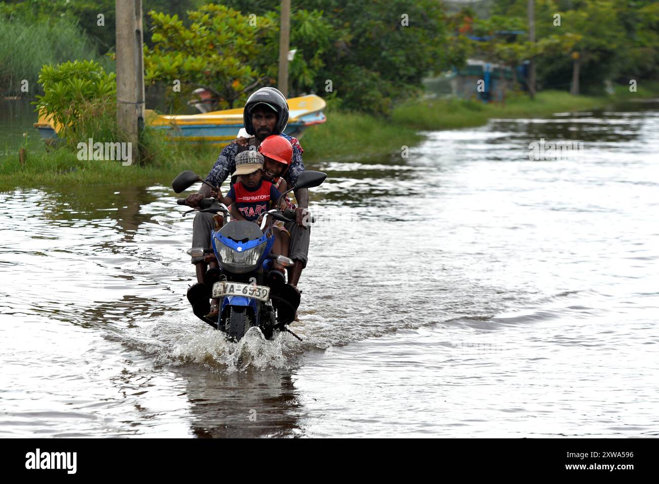 Wattala, Sri Lanka. 18 août 2024. Un motocycliste roule sur une route goudronnée à Wattala, Sri Lanka, le 18 août 2024. Crédit : Gayan Sameera/Xinhua/Alamy Live News Banque D'Images