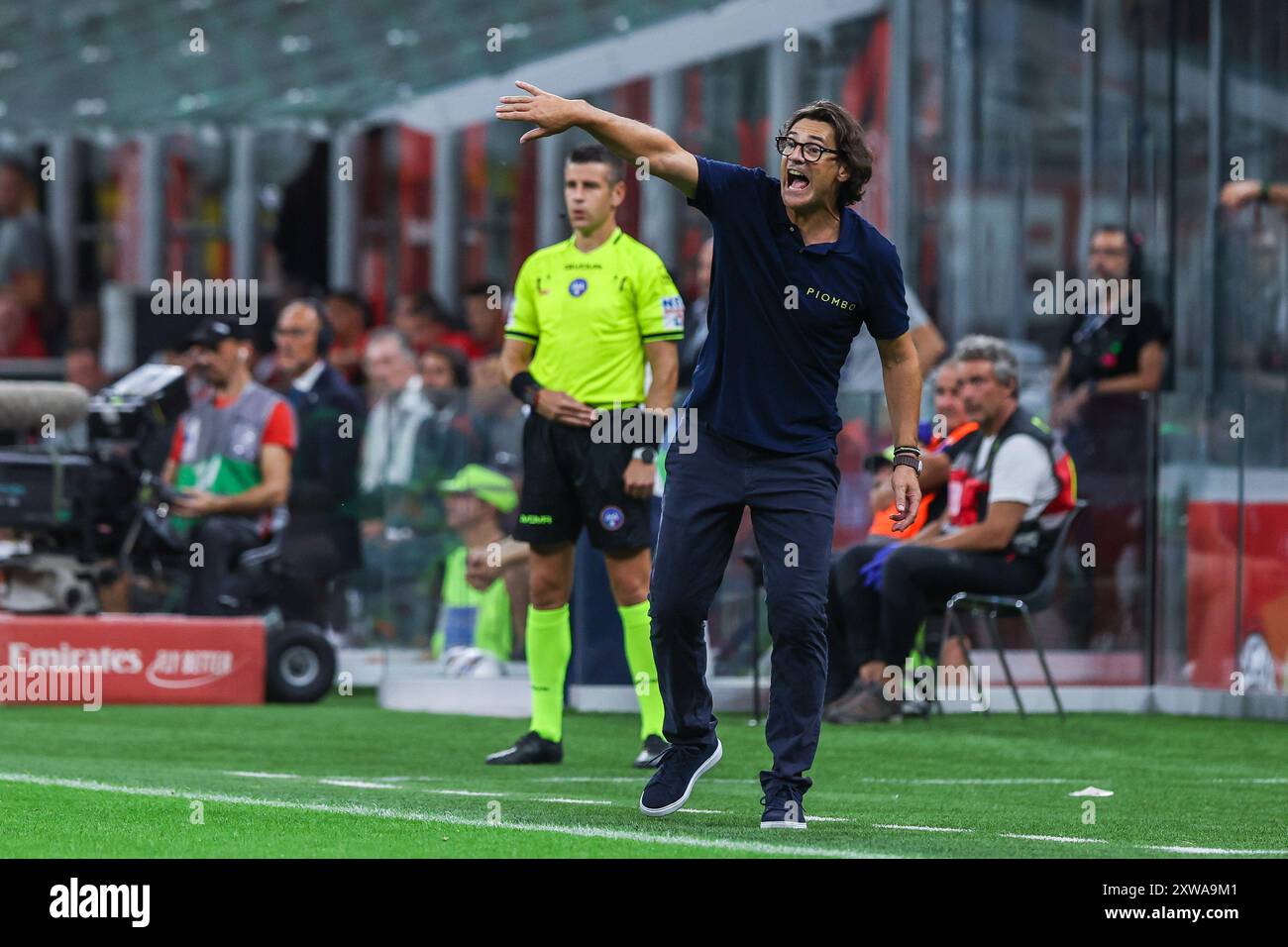 Milan, Italie. 17 août 2024. Paolo Vanoli, entraîneur-chef du Torino FC, crie à ses joueurs lors du match de football de Serie A 2024/25 entre l'AC Milan et le Torino FC au stade San Siro. Score final ; Milan 2:2 Torino (photo de Fabrizio Carabelli/SOPA images/SIPA USA) crédit : SIPA USA/Alamy Live News Banque D'Images