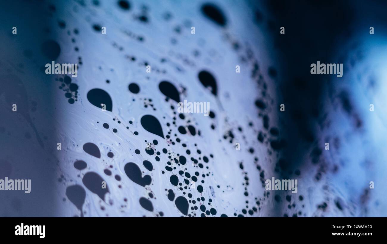 Débit de mousse. Liquide bulle. Onde de fluide chimique de texture pétillante bleue défocalisée sur fond d'art abstrait noir foncé. Banque D'Images