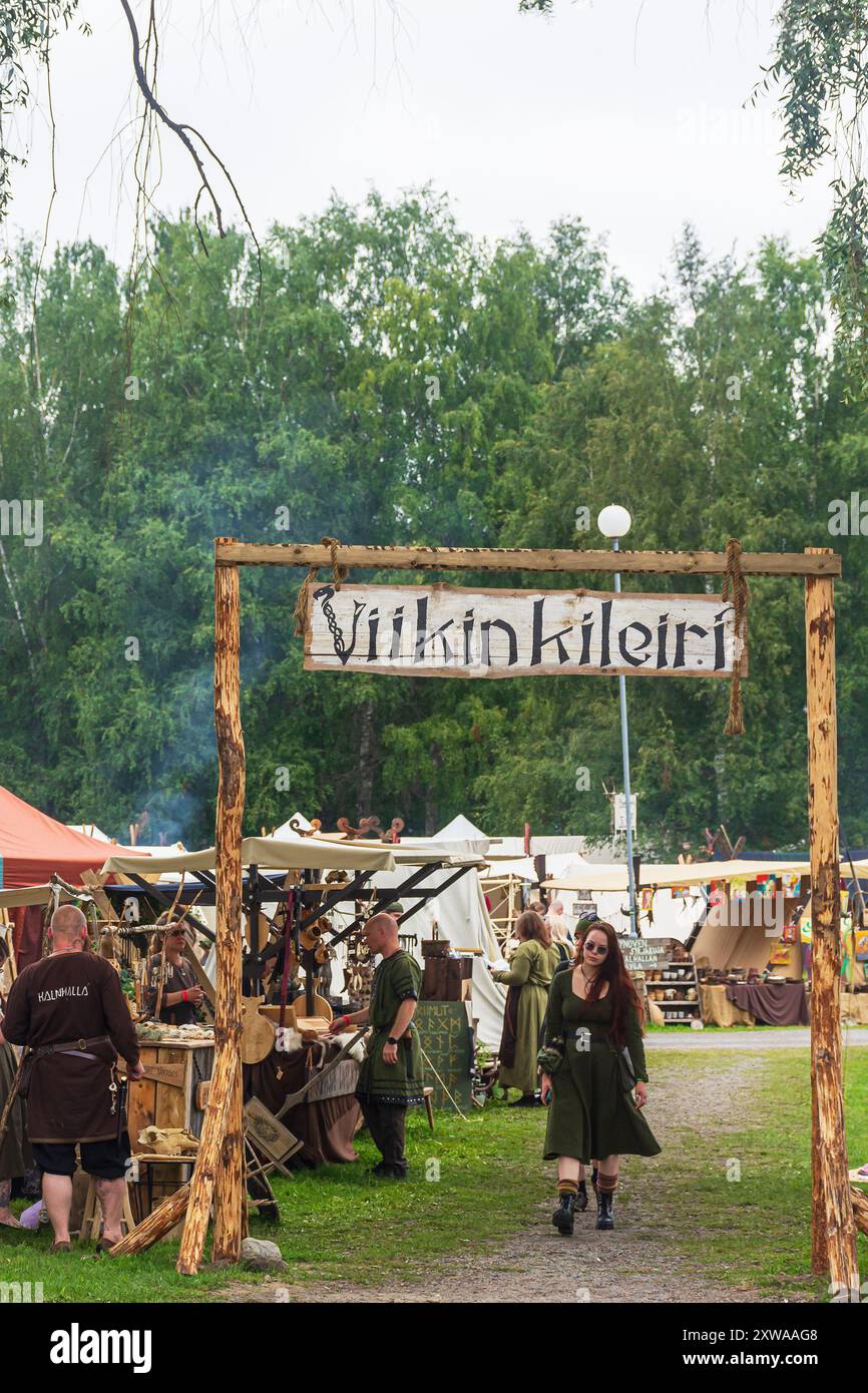 Femme à la porte en bois du camp viking au festival médiéval de Hämeenlinna à Hämeenlinna Finlande Banque D'Images