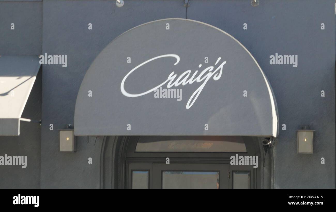 West Hollywood, Californie, USA 18 août 2024 Craig's Restaurant au 8826 Melrose Avenue le 18 août 2024 à West Hollywood, Californie, USA. Les clients incluent : cher, Kit Harrington, Brad Pitt, Lady Gaga, Jennifer Lopez, Harry Styles, Emma Stone, Leonardo DiCaprio, Ryan Phillippe, Rod Stewart, Cédric the Entertainer, Lea Michelle, Jennifer Lawrence, Charlize Theron, Jennifer Aniston, Christina Aguilera, Tatum O'Neal, Bryan Cranston, Sidney Poitier, Kylie Jenner, Kris Jenner, Ben Affleck, Lisa Kudrow, Diane Lane, Helen Hunt, Kate Beckinsale, Kate Hudson, Jane Fonda, Sofia Vergara, Ellen Degen Banque D'Images