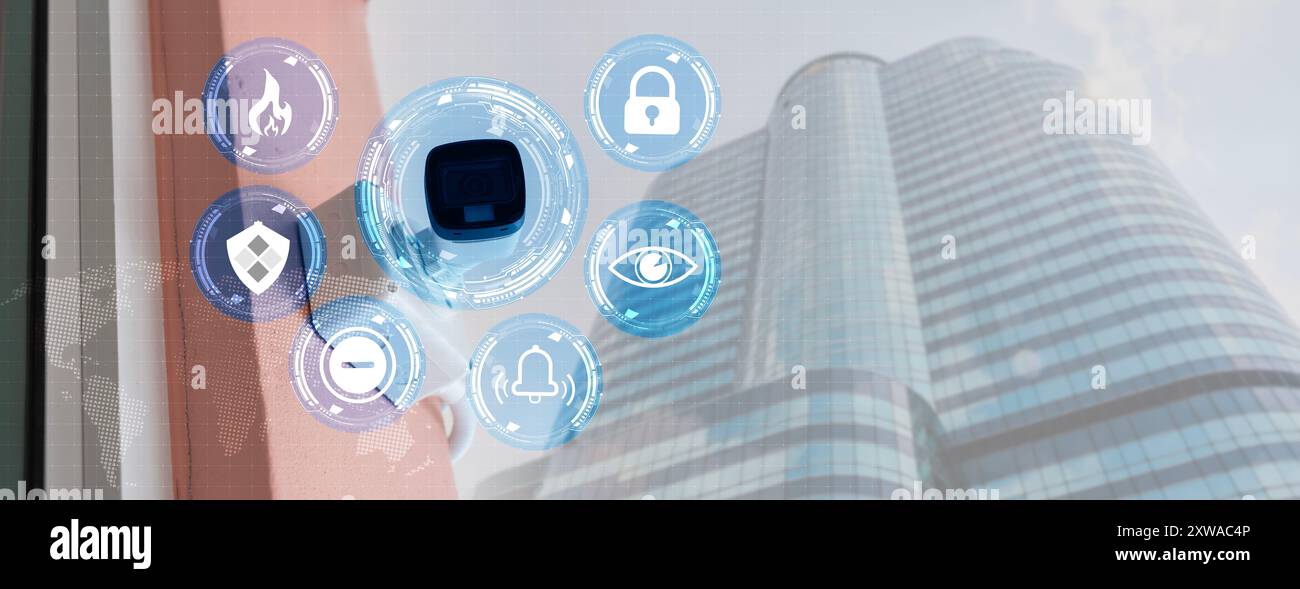 Caméra CCTV dans le centre-ville. Système de vidéosurveillance. Caméra de rue près du gratte-ciel. Vidéosurveillance pour assurer l'ordre. Gratte-ciel sous le ciel ensoleillé. CC Banque D'Images