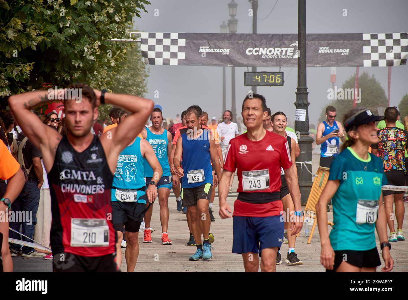 Bayona,Pontevedra,Espagne août,18,2024 ; la détermination des participants est évidente alors qu'ils franchissent la ligne d'arrivée, complètement épuisés mais victorieux. Banque D'Images