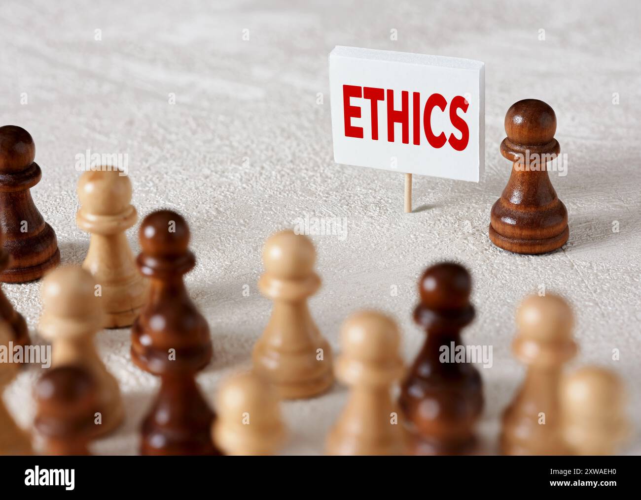 Éthique d'entreprise ou commerciale. L'éducation à l'éthique. Pion d'échecs à côté de la bannière avec le mot éthique dans une salle de classe éducative ou une réunion d'affaires. Banque D'Images