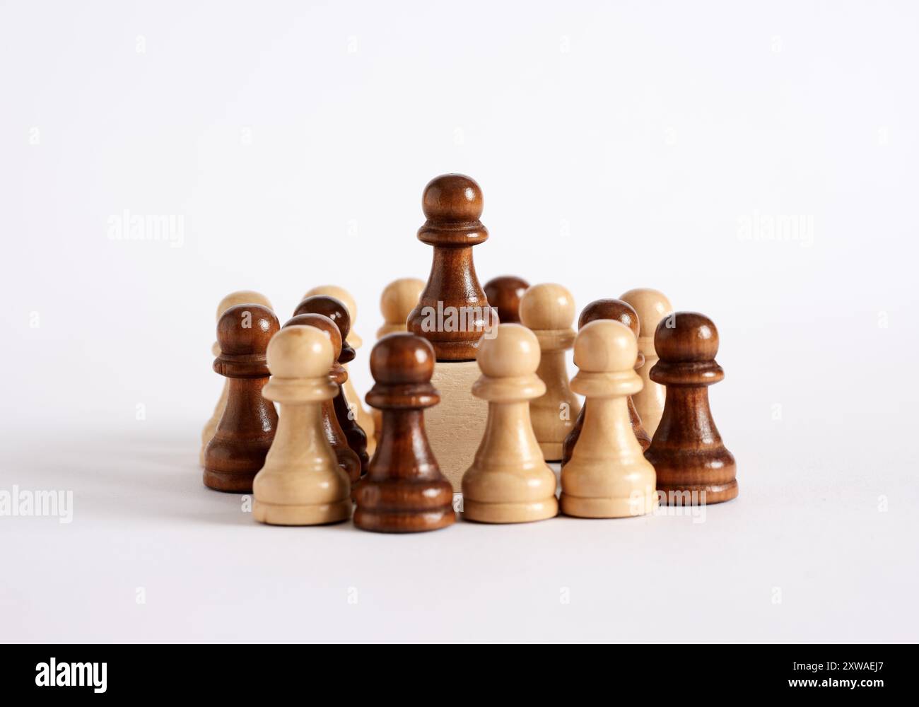 Pion d'échecs donne un discours au public bondé. Prise de parole en public et discours politique. Banque D'Images