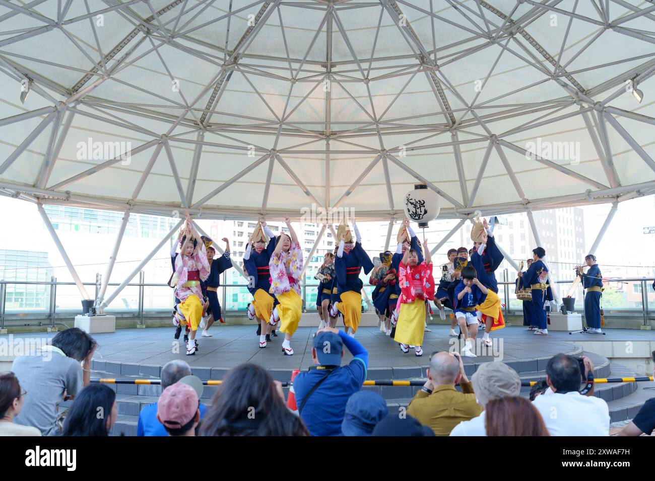 Festival Tokushima Awa odori 2024. Les artistes interprètent la danse traditionnelle japonaise Awa sur la scène extérieure. Préfecture de Tokushima, Japon. Banque D'Images