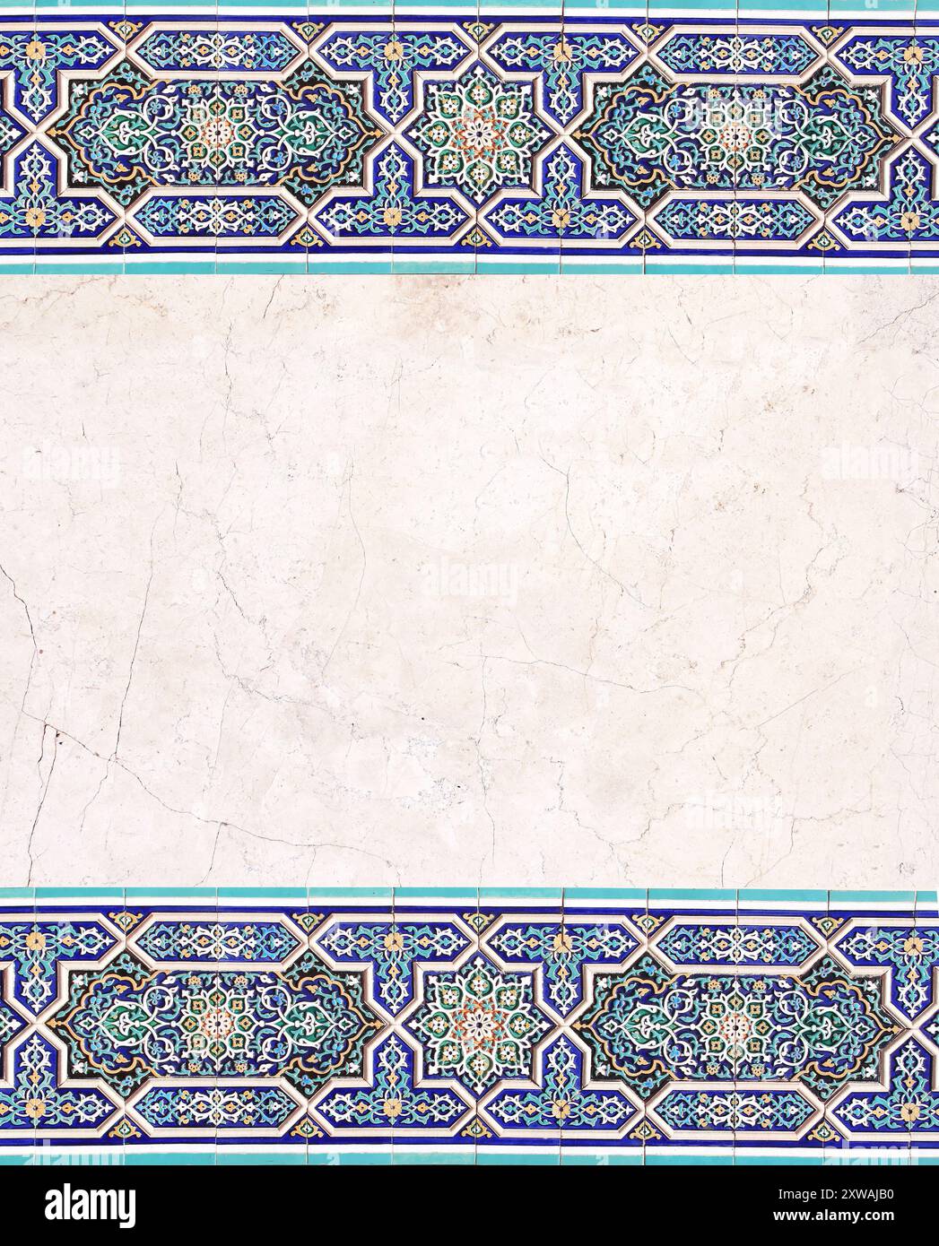 Détail du mur traditionnel en mosaïque persane avec ornement de tuiles. Fond horizontal ou vertical avec cadre en carreaux de céramique. Modèle de maquette. Copier l'espace Banque D'Images