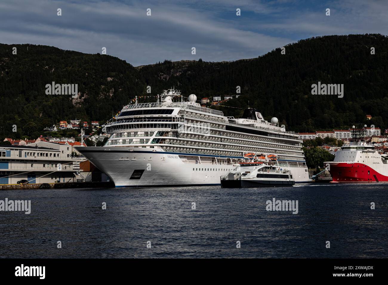 Catamaran à grande vitesse Admiralen au départ du port de Bergen, Norvège. Bateau de croisière Viking Sky Banque D'Images