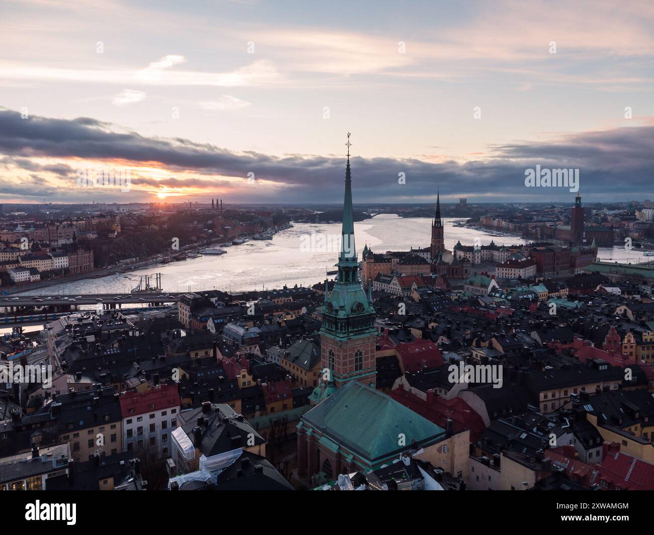 Stockholm, Suède : coucher de soleil sur l'église Gertrud dans la vieille ville de Gamla Stan à Stockholm dans la capitale suédoise en hiver Banque D'Images