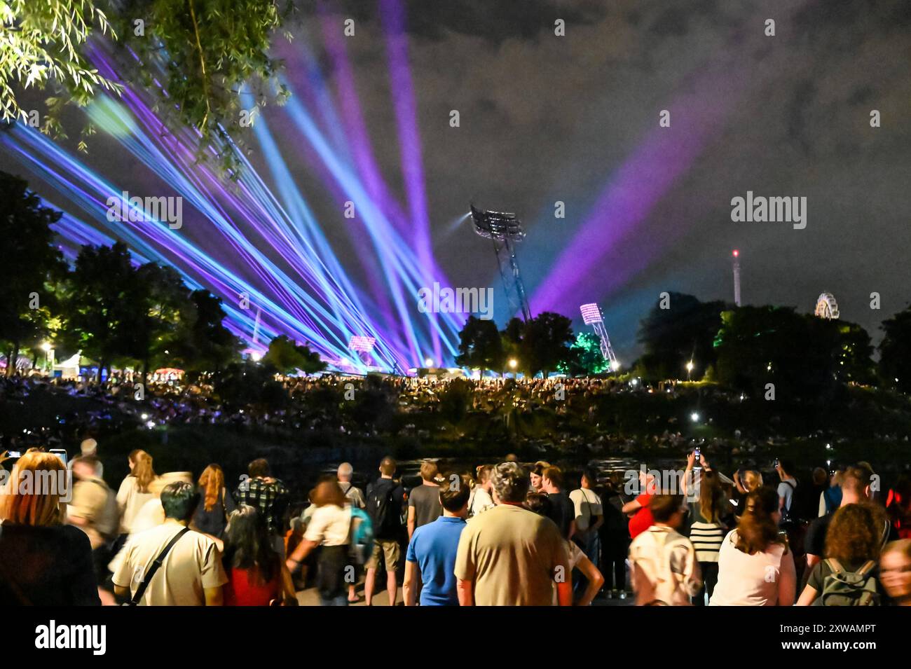 München, Olympiapark, Konzert der Band Coldplay 17.08.2024, fans der Band Coldplay treffen sich im Olympiapark von München während EI Band im Olympiastation das 2 Konzert gibt. Copyright. Midori Ikenouchi/Alexander Trienitz München Olympiapark Bayern Deutschland *** Munich, Olympiapark, concert du groupe Coldplay 17 08 2024, les fans du groupe Coldplay se rencontrent à l'Olympiapark de Munich tandis que le groupe donne le 2ème concert à l'Olympiastation Copyright Midori Ikenouchi Alexander Trienitz Munich Olympiapark Bavière Allemagne Banque D'Images