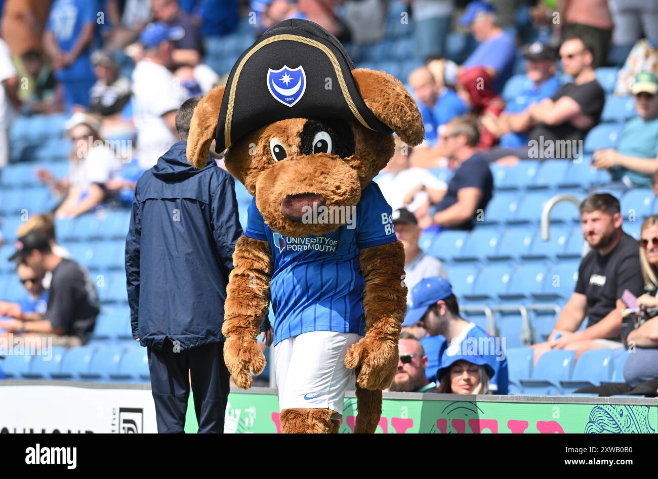 Nelson la mascotte de Portsmouth pendant le match de championnat entre Portsmouth et Luton Town à Fratton Park , Portsmouth , Royaume-Uni - 17 août 2024 photo Simon Dack / images téléphoto. Usage éditorial exclusif. Pas de merchandising. Pour Football images, les restrictions FA et premier League s'appliquent inc. aucune utilisation d'Internet/mobile sans licence FAPL - pour plus de détails, contactez Football Dataco Banque D'Images