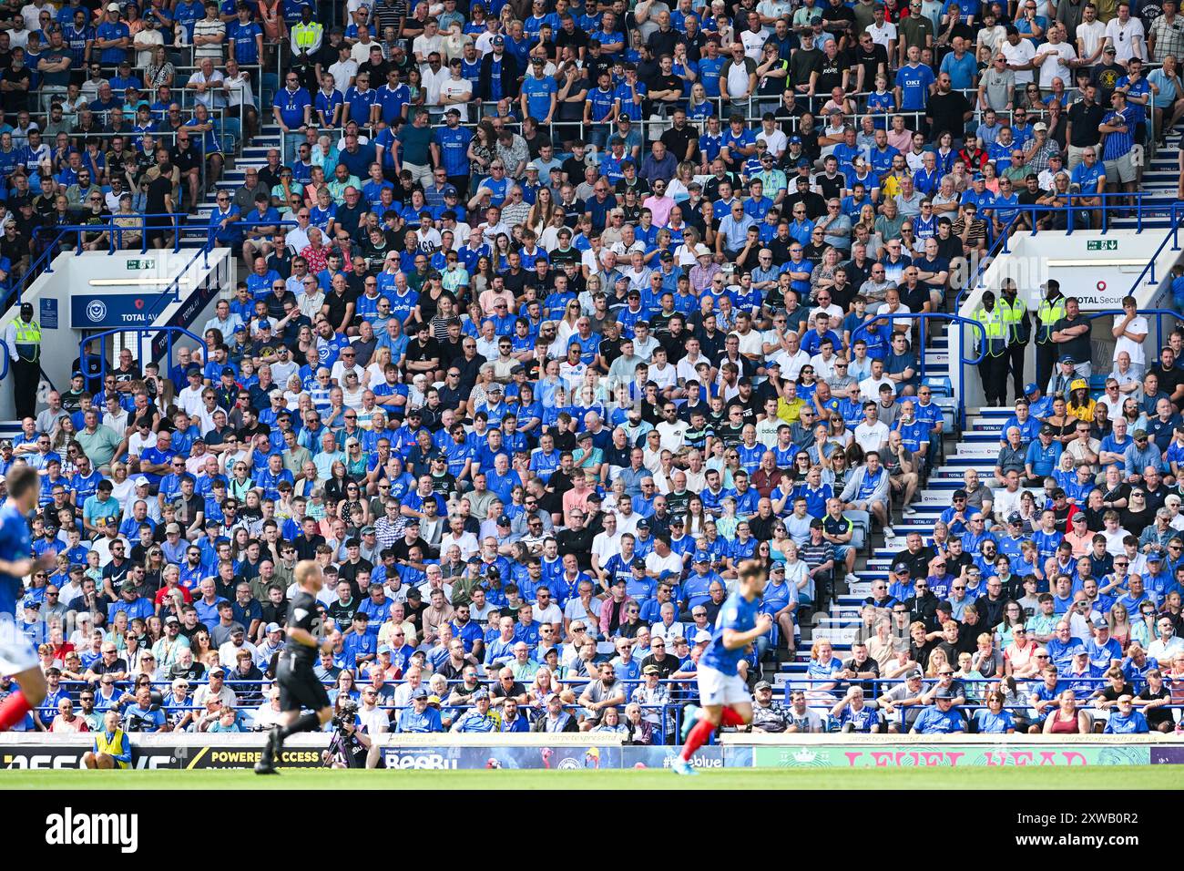 Fans de Portsmouth au soleil pendant le match de championnat entre Portsmouth et Luton Town à Fratton Park , Portsmouth , Royaume-Uni - 17 août 2024 photo Simon Dack / images téléphoto. Usage éditorial exclusif. Pas de merchandising. Pour Football images, les restrictions FA et premier League s'appliquent inc. aucune utilisation d'Internet/mobile sans licence FAPL - pour plus de détails, contactez Football Dataco Banque D'Images