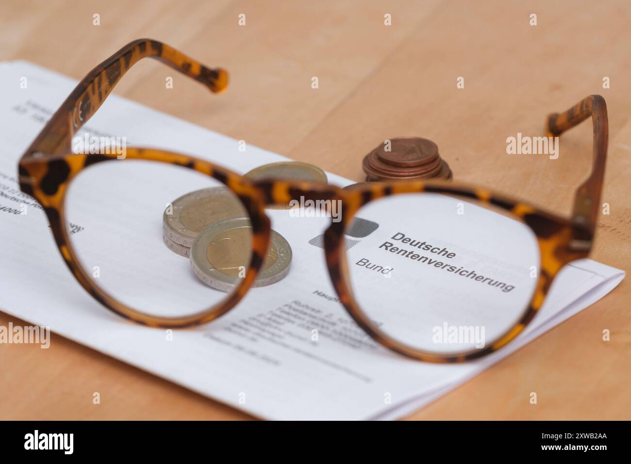 Korrespondenz der Deutschen Rentenversicherung mit brille und Euromünzen *** correspondance de Deutsche Rentenversicherung avec lunettes Nordrhein-Westfalen Deutschland, Allemagne GMS11697 Banque D'Images