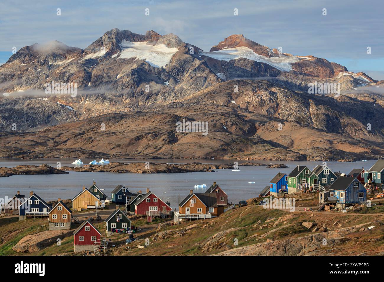 Peuplement inuit, maisons typiques groenlandaises dans un fjord avec des montagnes, ensoleillé, automne, Tasiilaq, Groenland oriental, Groenland Banque D'Images