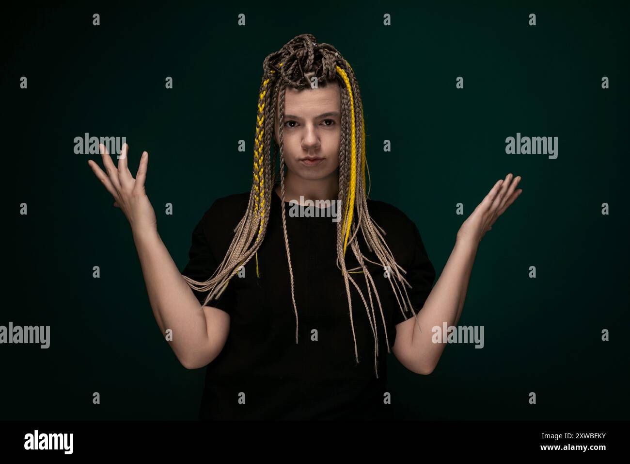 Femme avec des dreadlocks devant un fond vert Banque D'Images