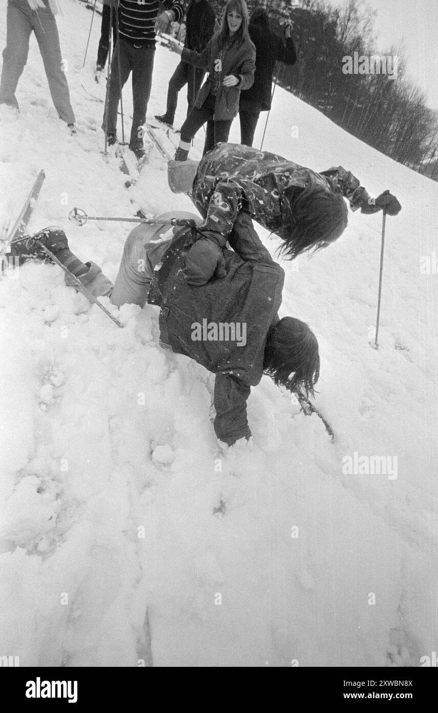 Current 51-10-1971 : jambes de mer dans la neige. Tout l'équipage du «Baranja» yougoslave de 25 000 tonnes a été invité à une excursion de ski lorsque le bateau est récemment arrivé à Sauda. Aucun d'entre eux n'avait skié auparavant. Les filles de ski habiles de Sauda avaient les mains pleines quand ils devaient enseigner aux yougoslaves certaines subtilités, mais les marins ont trouvé le ski à la manière de Sauda pour être un jeu de fête de tous les temps et ont attendu avec joie leur retour vers la période de Noël. Photo : Sverre A. Børretzen / Aktuell / NTB ***PHOTO NON TRAITÉE*** le texte de cette image est traduit automatiquement Banque D'Images