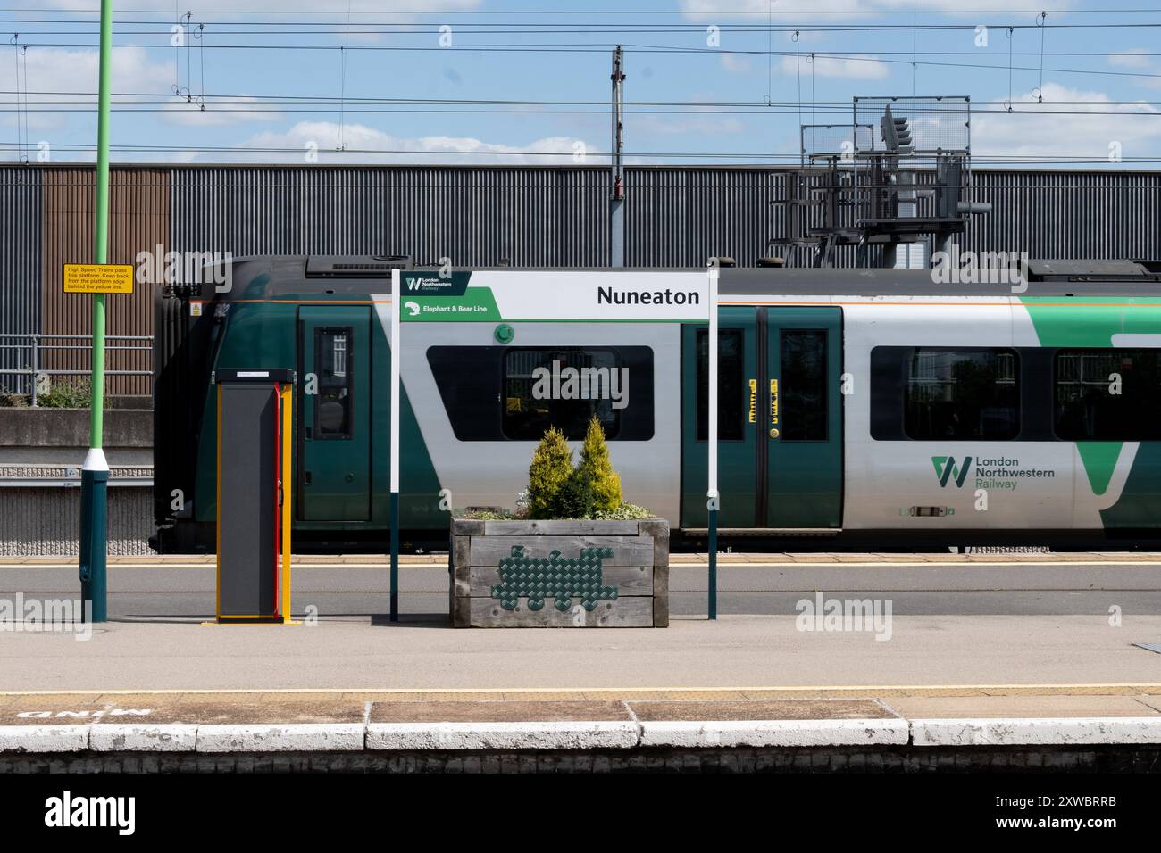 Train électrique du London Northwestern Railway à la gare de Nuneaton, Warwickshire, Angleterre, Royaume-Uni Banque D'Images