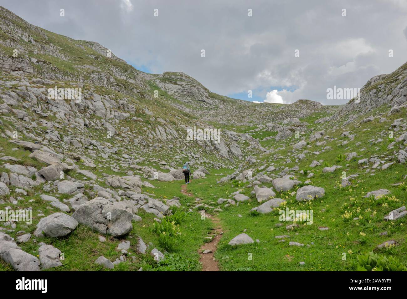 Trekking sur Prosllopit Pass, Peaks of the Balkans Trail, Micsed Mountains, Valbona, Albanie Banque D'Images