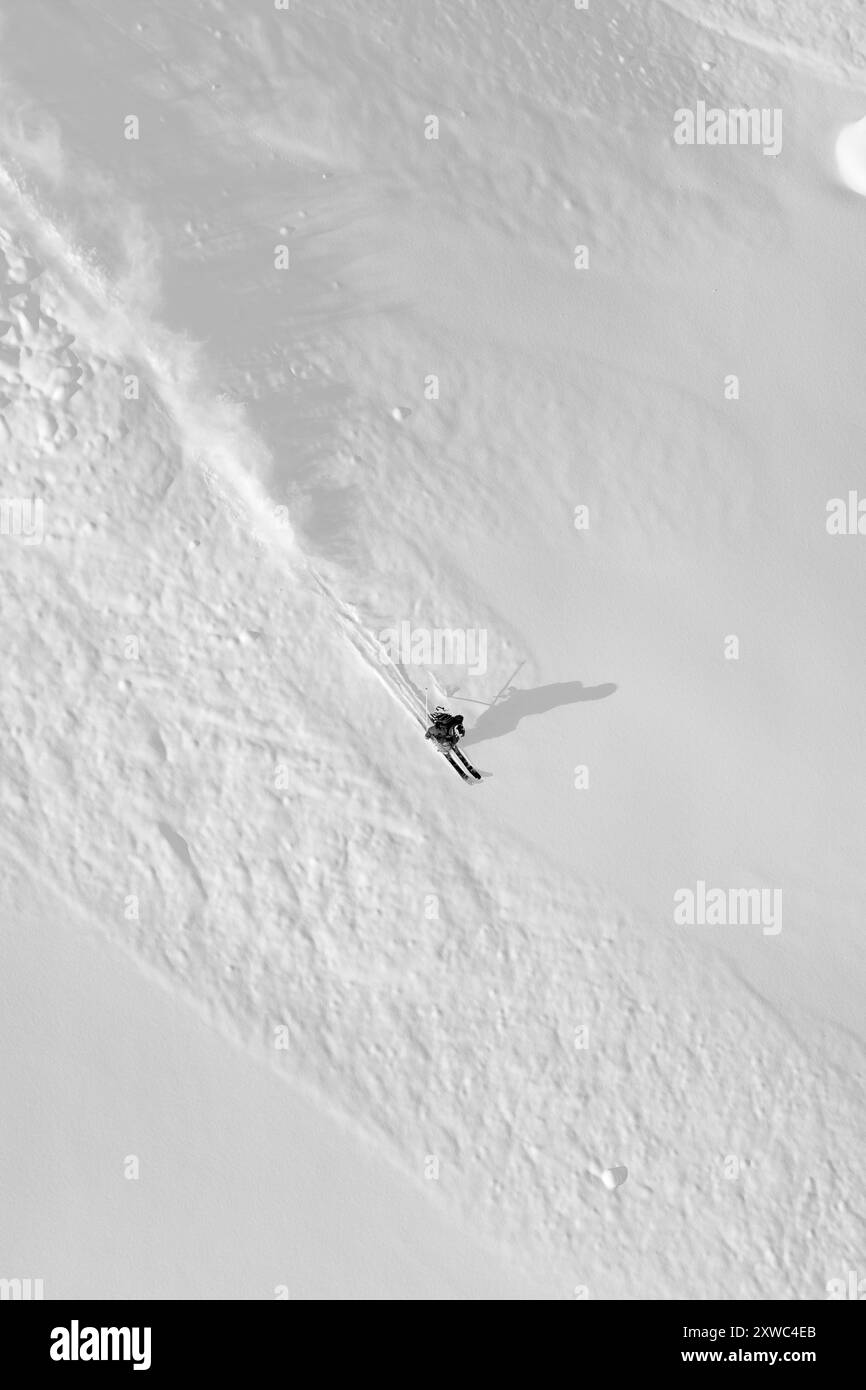 Un skieur masculin sort d'un énorme visage de l'Alaska à Haines, Alaska Banque D'Images