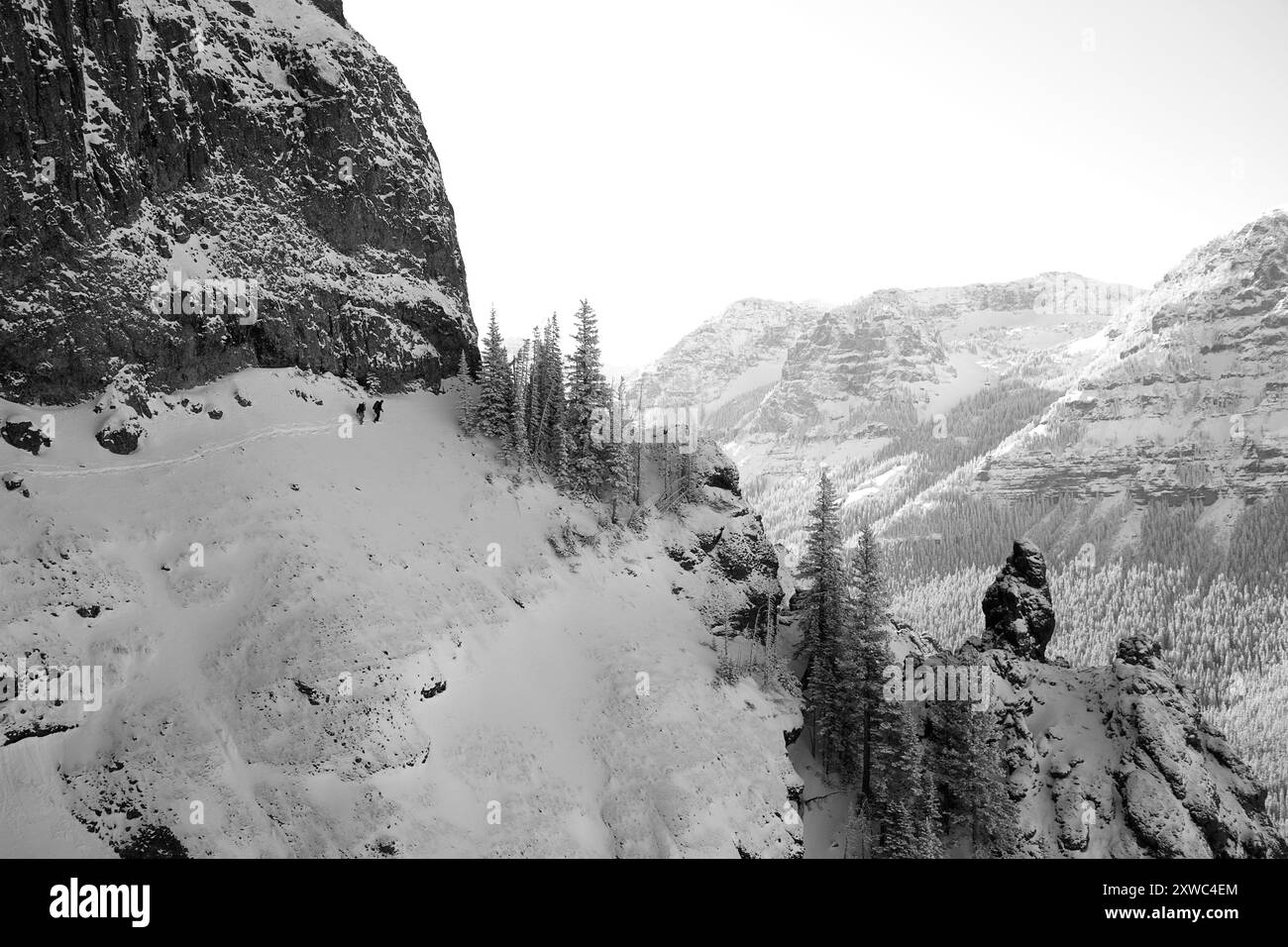 Deux hommes marchent entre les ascensions de glace au-dessus de Hyalite Canyon, Montana. Banque D'Images