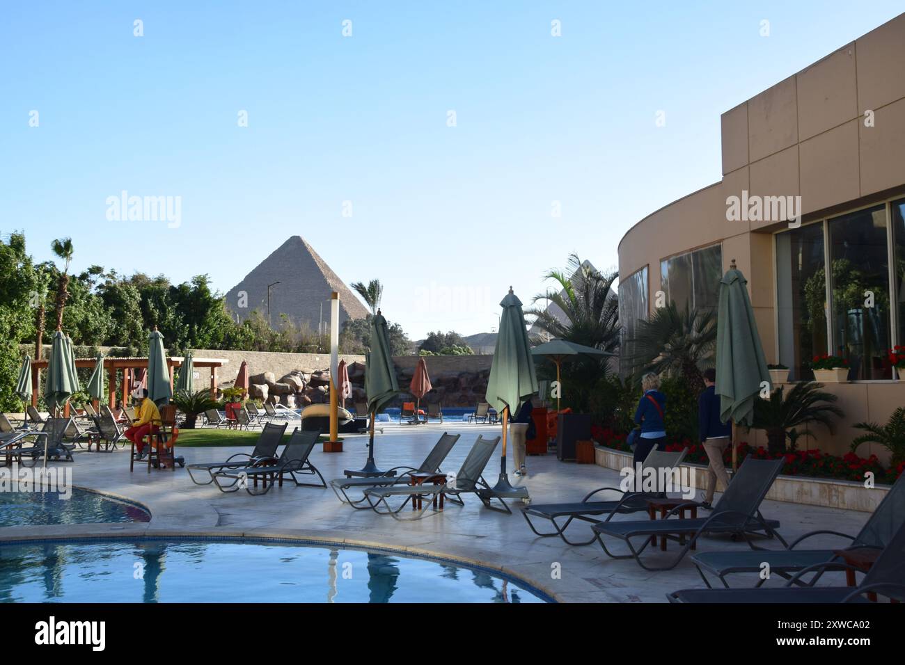 Resort Poolside avec vue sur les pyramides, Gizeh, Egypte Banque D'Images