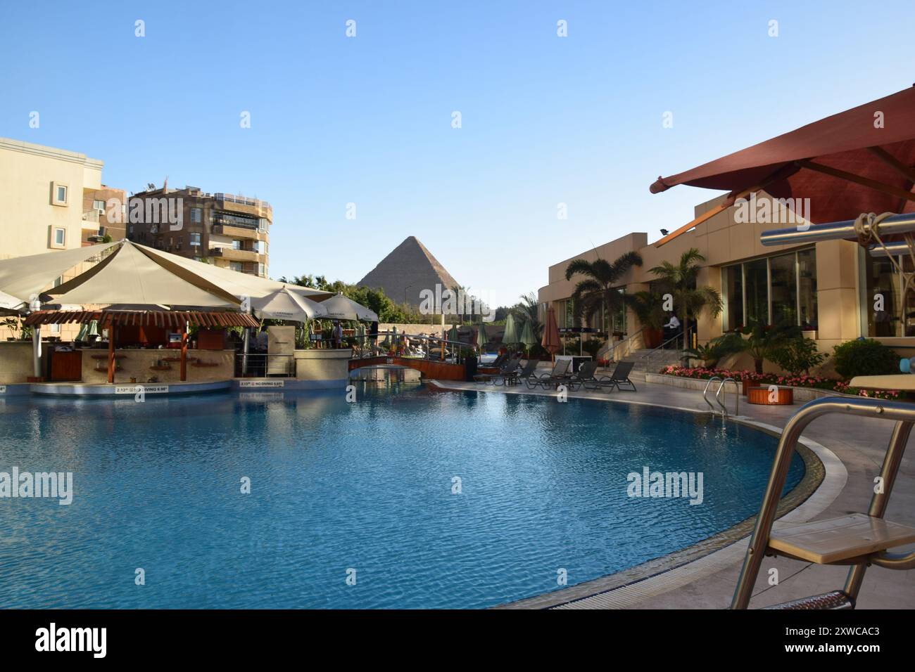 Piscine d'hôtel de luxe avec vue sur la pyramide à Gizeh, Egypte Banque D'Images