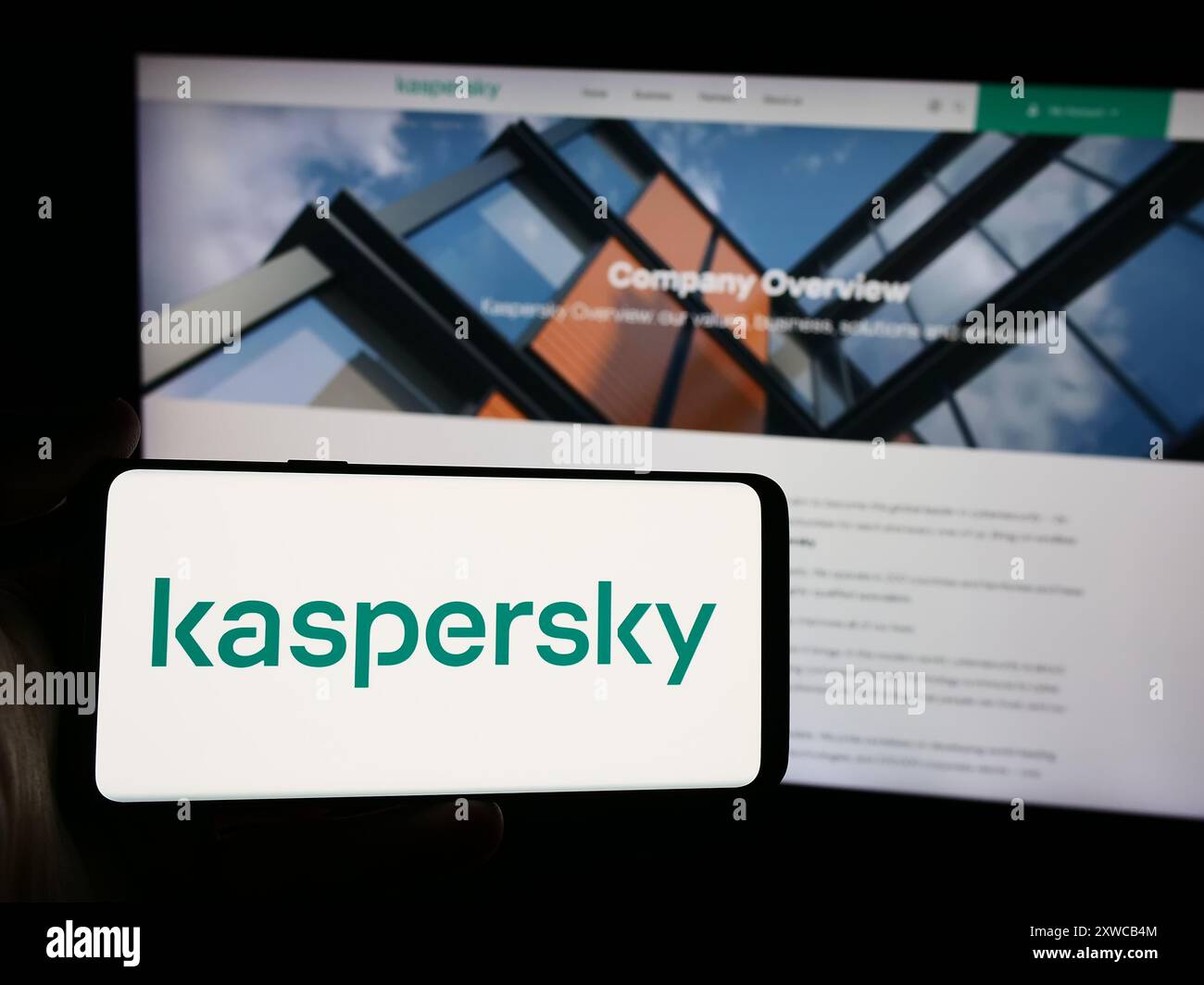 Personne tenant un smartphone avec le logo de la société russe de cybersécurité AO Kaspersky Lab en face du site Web. Concentrez-vous sur l'affichage du téléphone. Banque D'Images