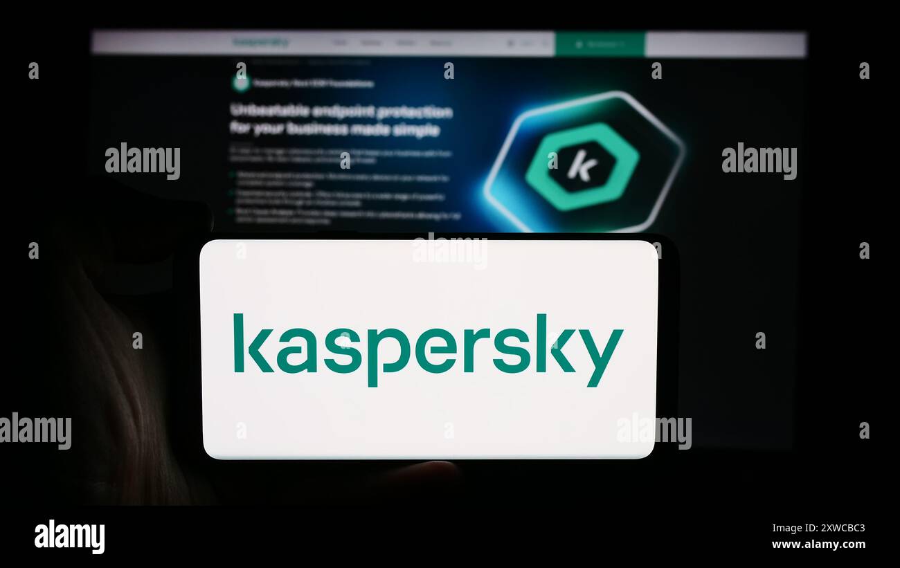 Personne tenant un téléphone portable avec le logo de la société russe de cybersécurité ao Kaspersky Lab en face de la page Web de l'entreprise. Concentrez-vous sur l'affichage du téléphone. Banque D'Images
