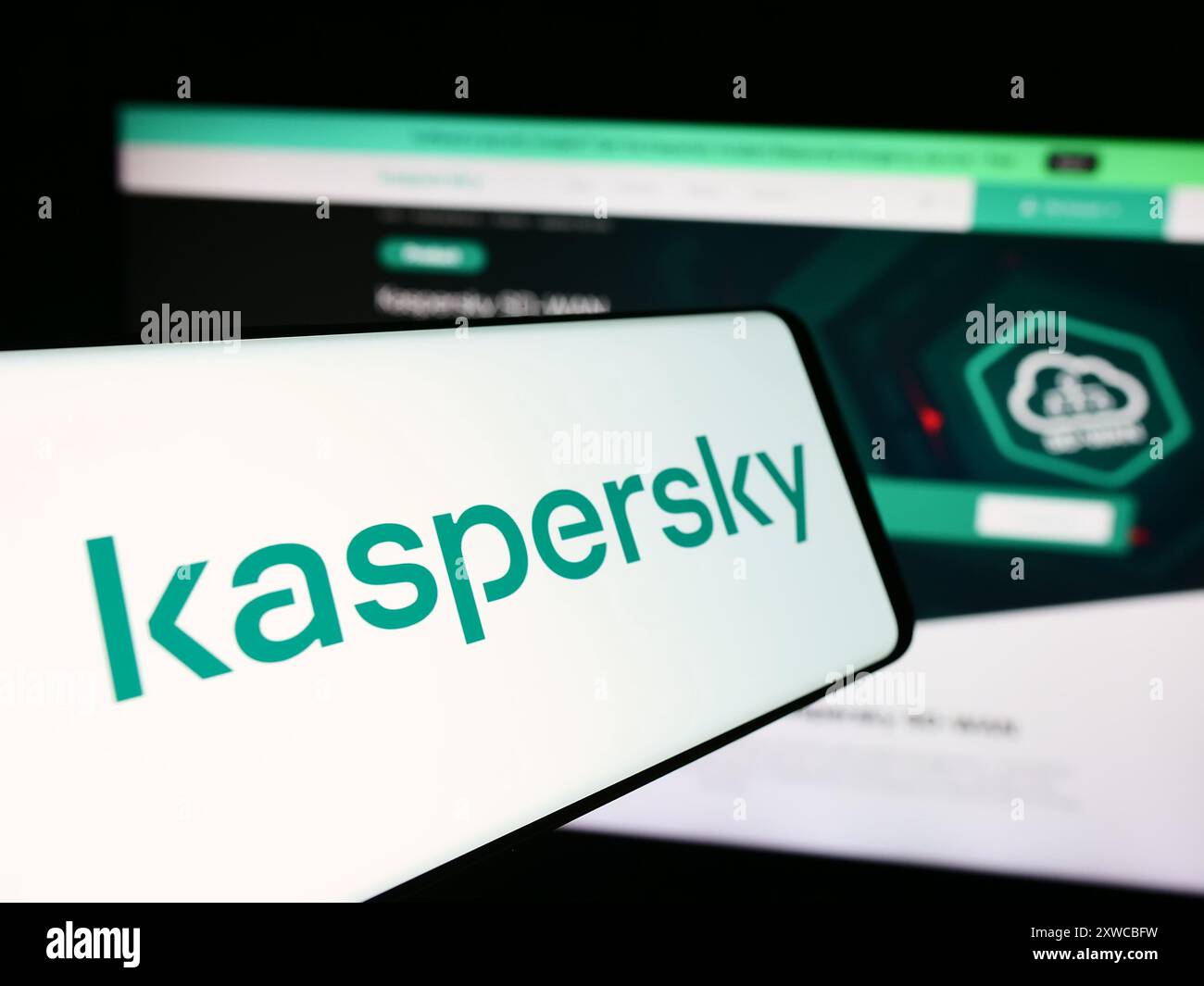 Smartphone avec logo de la société russe de cybersécurité AO Kaspersky Lab devant le site Web de l'entreprise. Mettez l'accent sur le centre-gauche de l'écran du téléphone. Banque D'Images