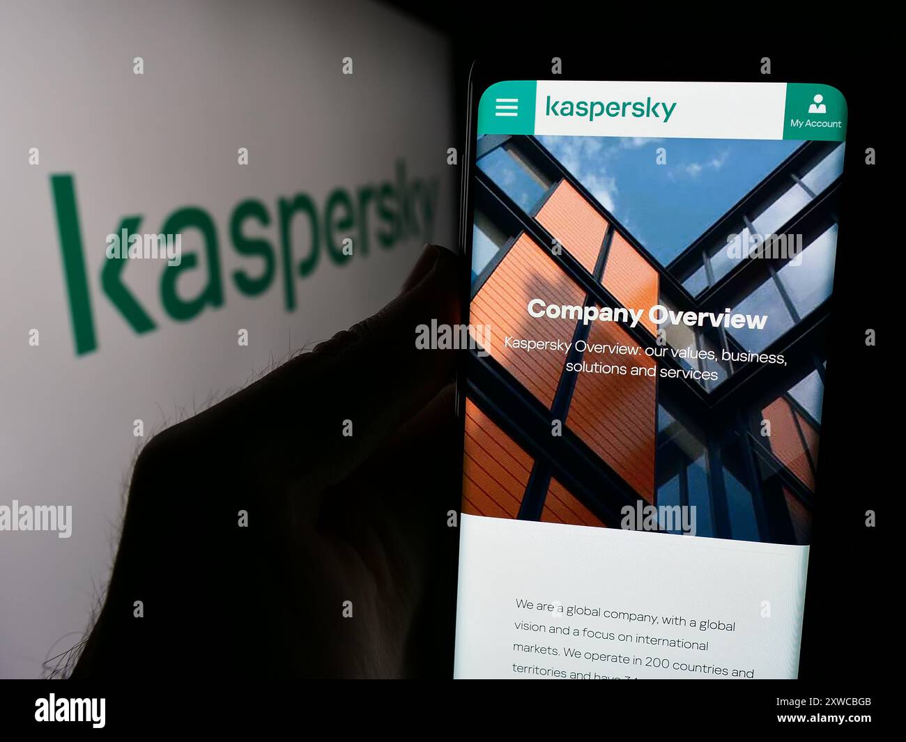 Personne tenant le téléphone portable avec la page Web de la société russe de cybersécurité ao Kaspersky Lab devant le logo. Concentrez-vous sur le centre de l'écran du téléphone. Banque D'Images