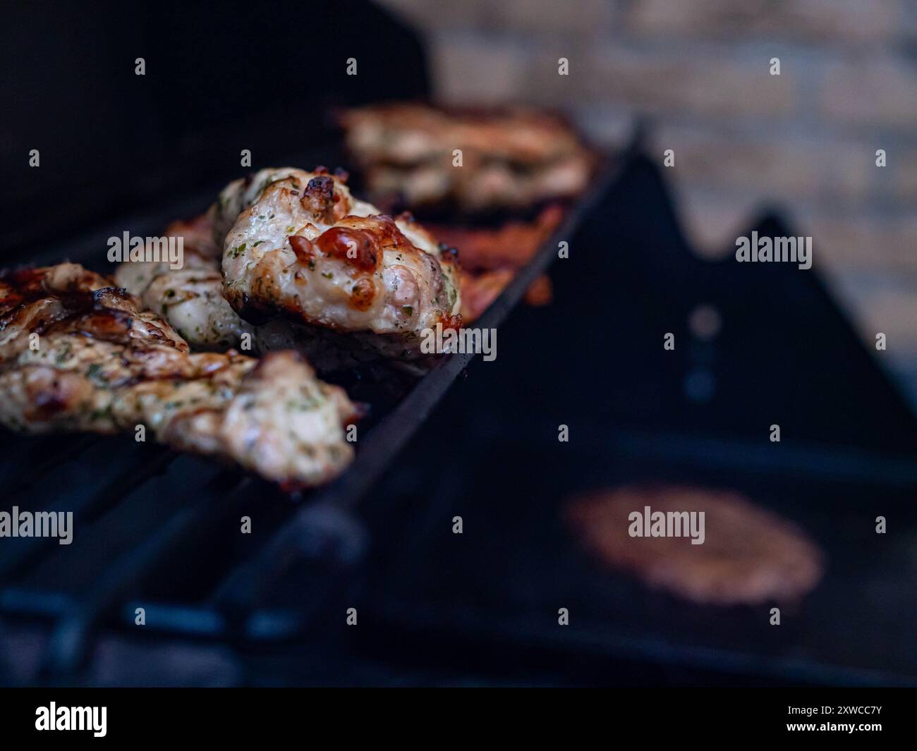 Rayures de porc fraîchement grillé reposant sur un gril à gaz pour se reposer Banque D'Images