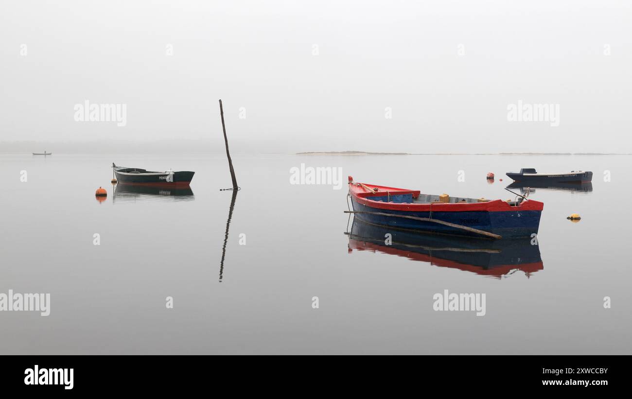 Bateaux dans le lagon au Portugal avec brouillard Banque D'Images