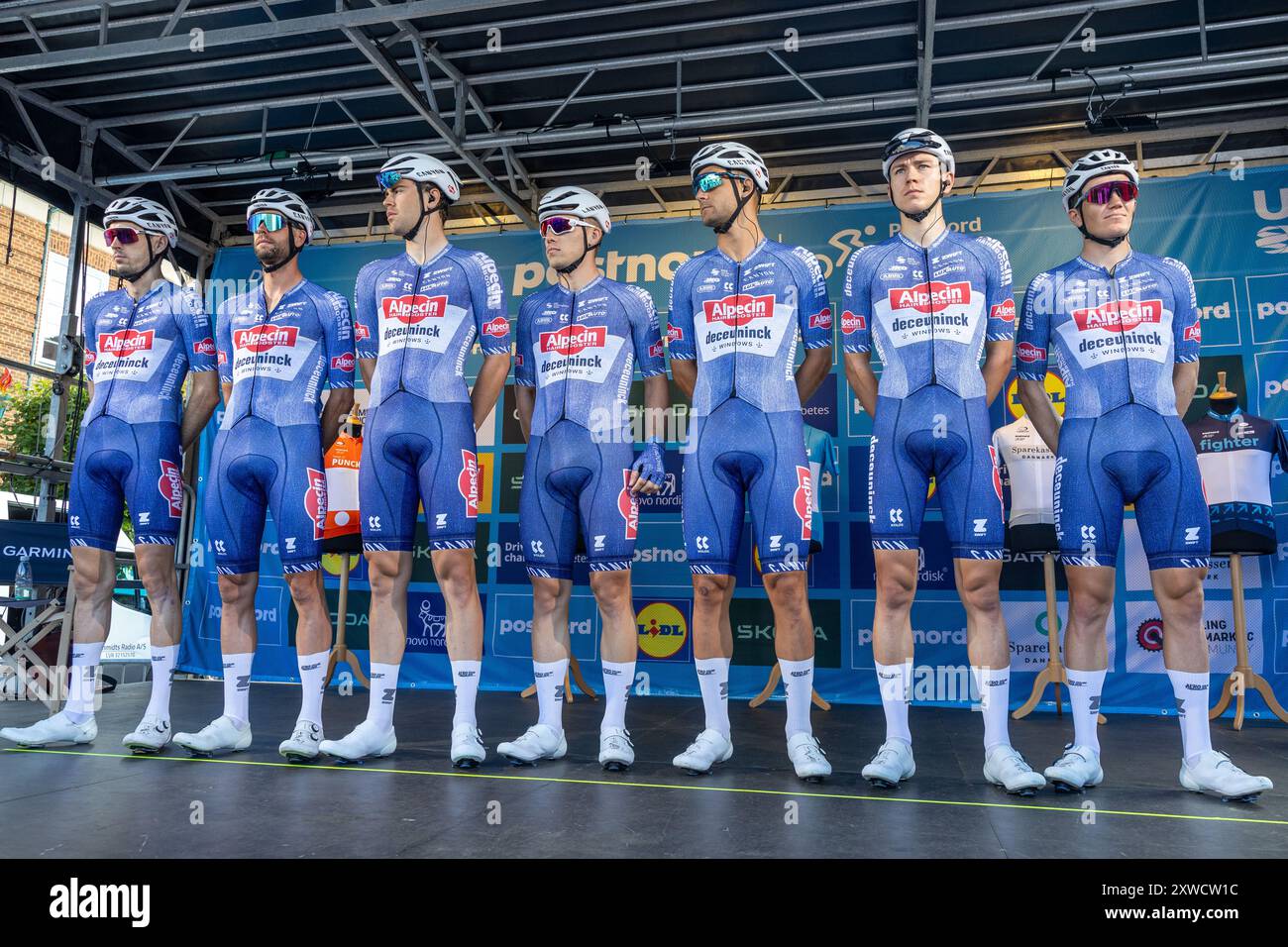 Ringkøbing, Danemark. 15 août 2024. Les coureurs de l'équipe Team Alpecin-Deceuninck vus sur le podium avant l'étape 2 du PostNord Danmark Rundt 2024. Banque D'Images