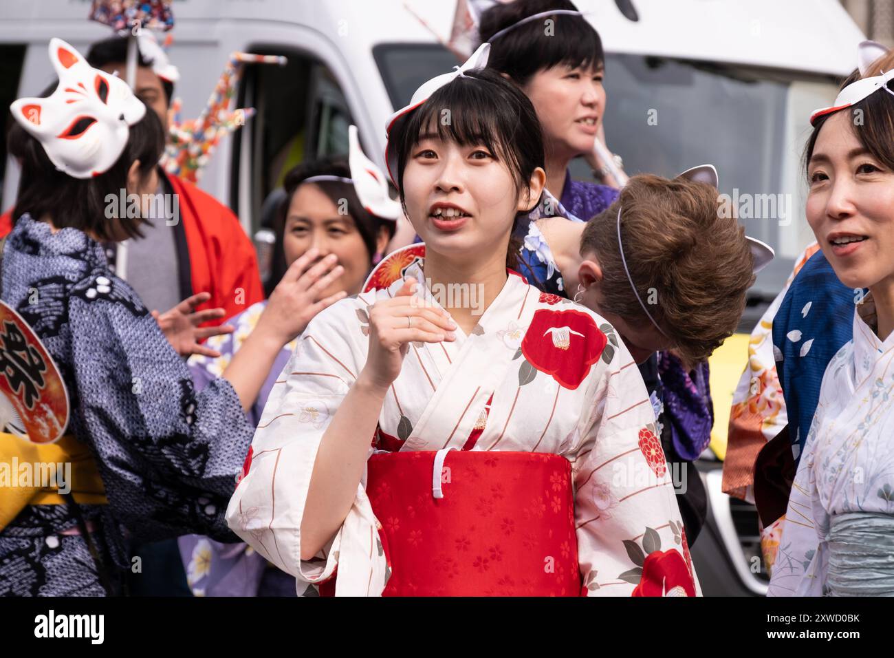 Dames dans le kimono japonais traditionnel au défilé annuel du carnaval de Belfast Mela avec la Société japonaise d'Irlande du Nord. Belfast, Royaume-Uni - 17 août 2024. Banque D'Images