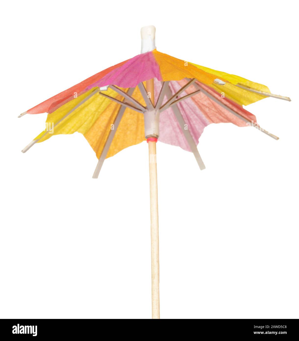 Parasol en papier qui est de couleur vive et souvent utilisé pour les boissons adultes isolées. Banque D'Images