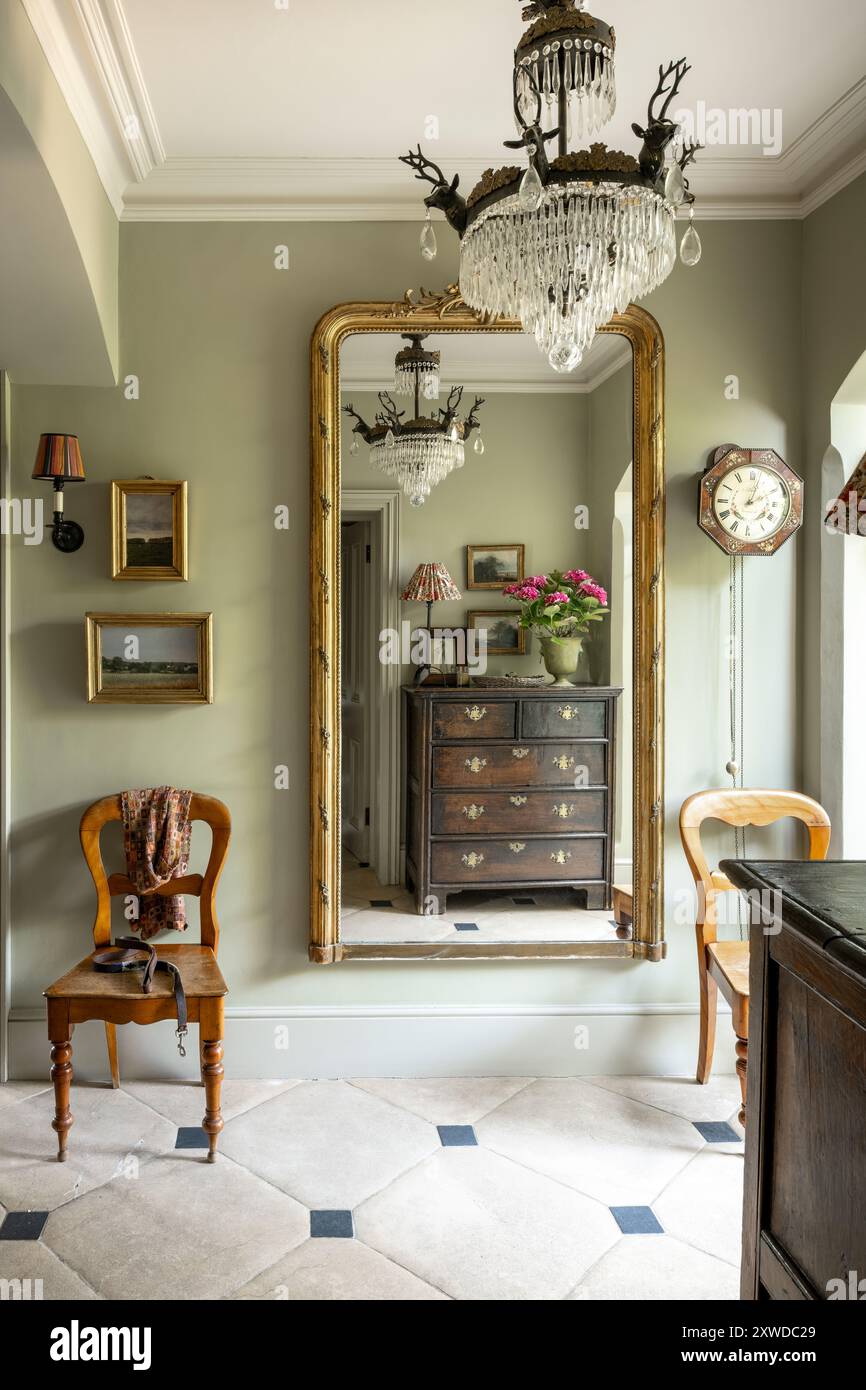 Miroir encadré doré dans la salle 'Ball green' avec des carreaux de calcaire dans la maison de Wimbledon, sud-ouest de Londres, Angleterre, Royaume-Uni. Banque D'Images