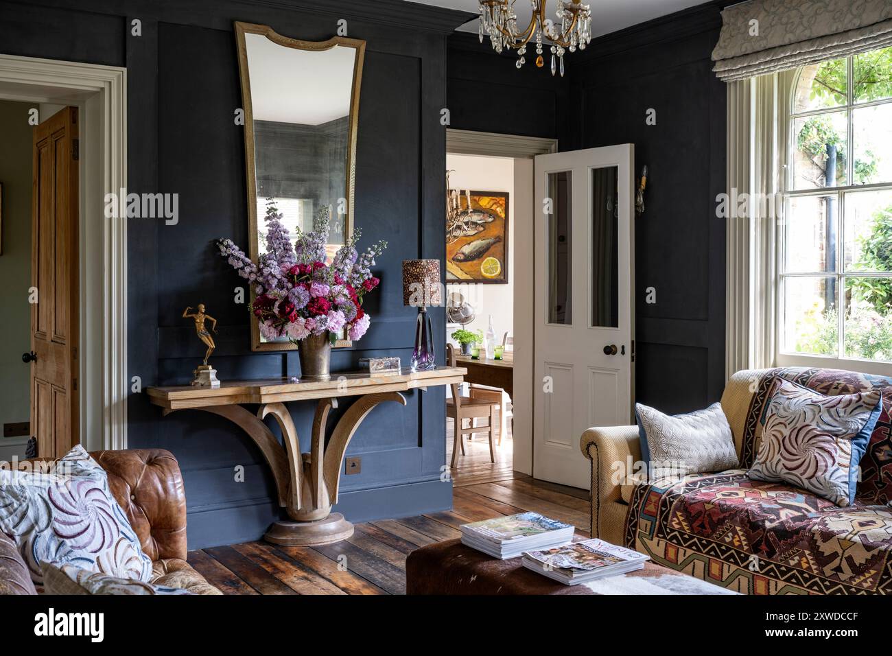 Miroir angulaire et console avec canapés dans la maison de Wimbledon, sud-ouest de Londres, Angleterre, Royaume-Uni. Banque D'Images