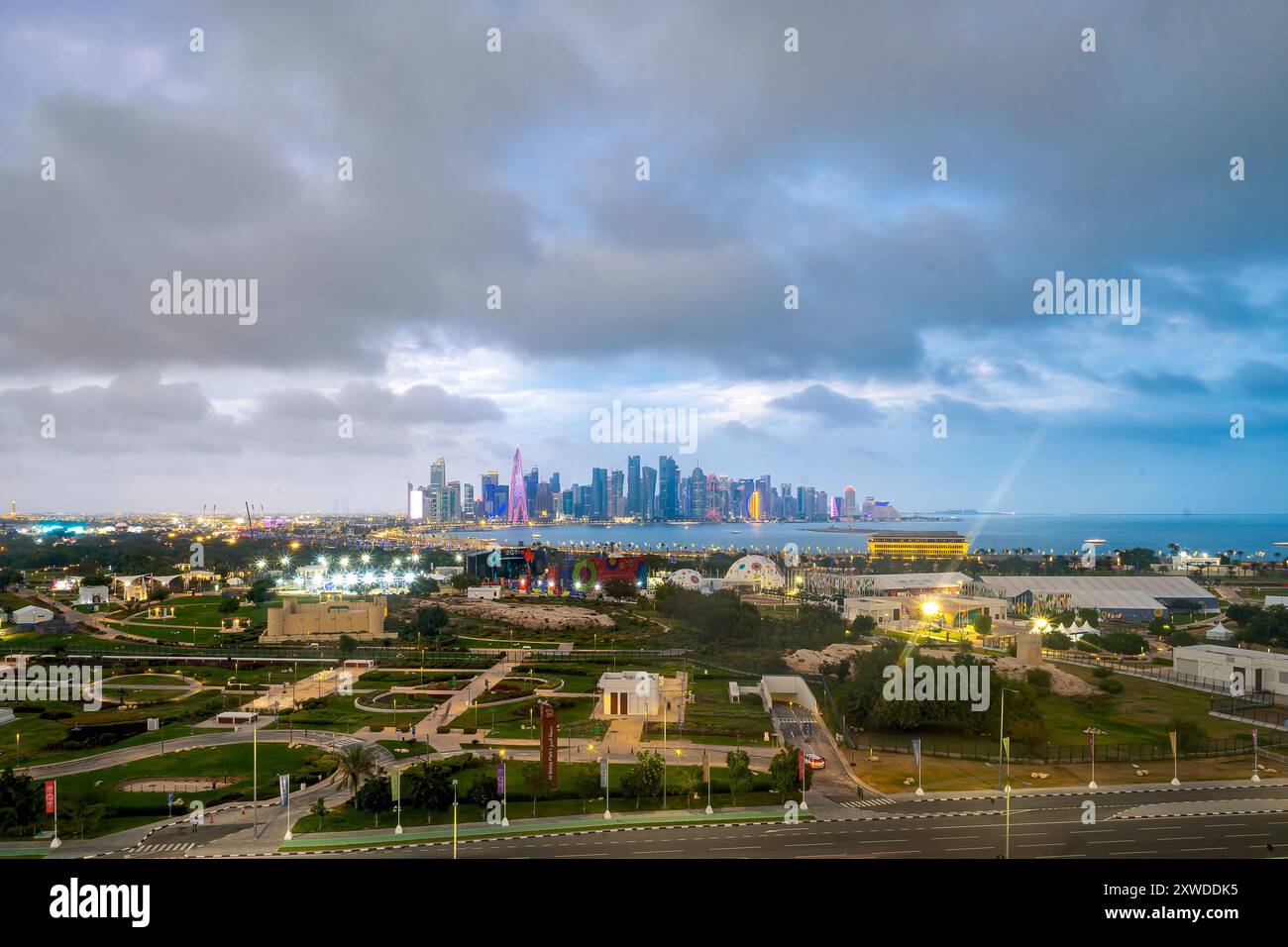 Vue panoramique de Doha, Qatar au lever du soleil Banque D'Images