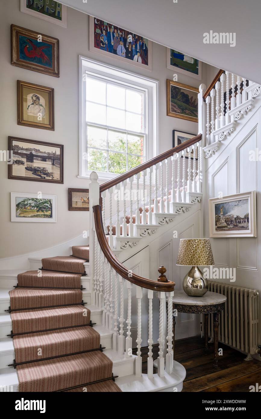 Escalier édouardien avec fuseaux torsadés d'orge dans la maison de Wimbledon, sud-ouest de Londres, Angleterre, Royaume-Uni. Banque D'Images