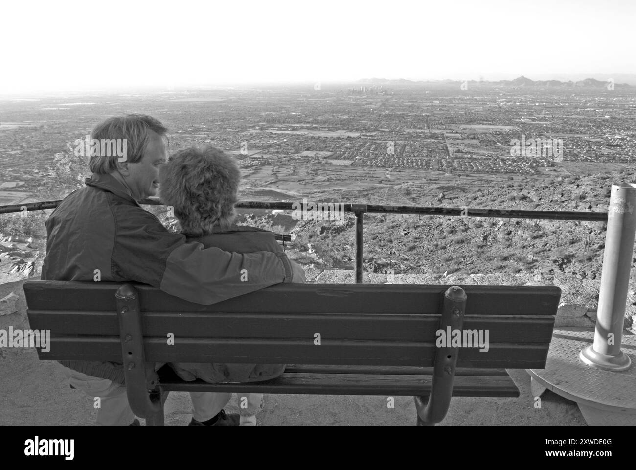 Couple caucasien de 50 -60 ans profitant de la vue depuis un banc à Dobbins Lookout, South Mountain Park, Phoenix, Arizona, États-Unis. Banque D'Images
